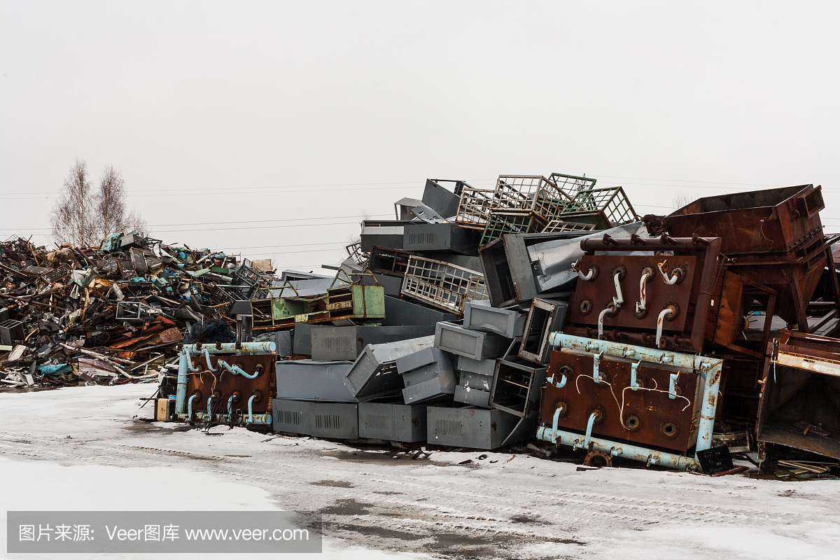 兩大塊廢金屬堆在雪地上。